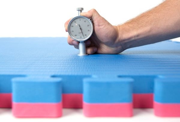 Puzzle szőnyeg keménységének mérése judohoz